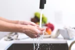 Ξηρά χέρια από το συχνό πλύσιμο: Τι μπορείτε να κάνετε