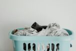 Πώς θα «σώσω» τα ρούχα που ξέχασα όλη νύχτα στο πλυντήριο από την άσχημη μυρωδιά
