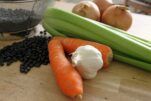 Αποθηκεύετε λάθος τα κρεμμύδια και τα σκόρδα – Το Νο1 κόλπο για να διατηρηθούν φρέσκα