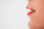 6 φυσικοί τρόποι για να αποκτήσουμε πιο γεμάτα χείλη, καθώς μεγαλώνουμε