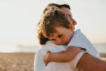 Μήπως κουβαλάς παιδικό τραύμα; 6 χαρακτηριστικά που θα σε κάνουν να το καταλάβεις