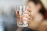 Το νερό είναι το μυστικό για να λάμψεις: 3 έξυπνοι τρόποι να πίνεις περισσότερο, σύμφωνα με τη διαιτόλογο