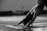 Πονάτε στην πλάτη; 3 απλές στάσεις yoga που θα σας ανακουφίσουν