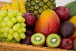 Φυτοφάρμακα: «Να ξεφλουδίζετε και να πλένετε καλά τα φρούτα και τα λαχανικά», λέει ο καθηγητής Σφλώμος