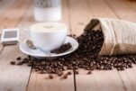 Δεν θα το ξαναπετάξεις ποτέ: Πως το κατακάθι του καφέ θα αλλάξει τον τρόπο που καθαρίζεις