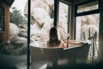 Ζεστό μπάνιο: Όλα τα οφέλη για το σώμα και την ψυχολογία